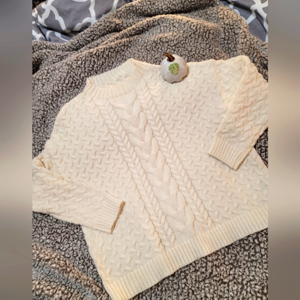♥️Sale On Winter Cream Crew Neck Polyester Sweater textured cable knit. Size L
